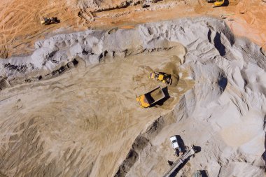 Bu, taşları öğütürken mekanik taşıyıcı banttaki taş parçalama makinesinin görüntüsü. Böylece çakıl üretilebilir.