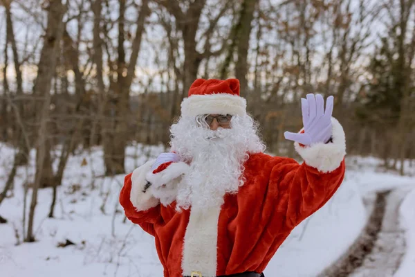看到圣诞老人走在森林边 手里拿着装满礼物的红包 孩子们则被白雪包裹着过圣诞节 — 图库照片