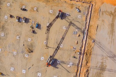 Kamyona monte edilmiş pompa, sütunların altında toprağı delmek için monte edilmiş olacak. Yüksek basınç altında beton terleme toprağı pompalanacak.