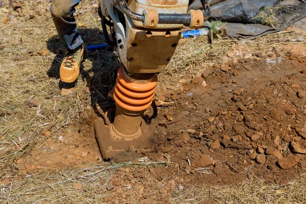 Tamping Makinesi Sıkıştırma Aracı Kullanırken Inşaat Halindeyken Titreşim Plakaları Yere — Stok fotoğraf