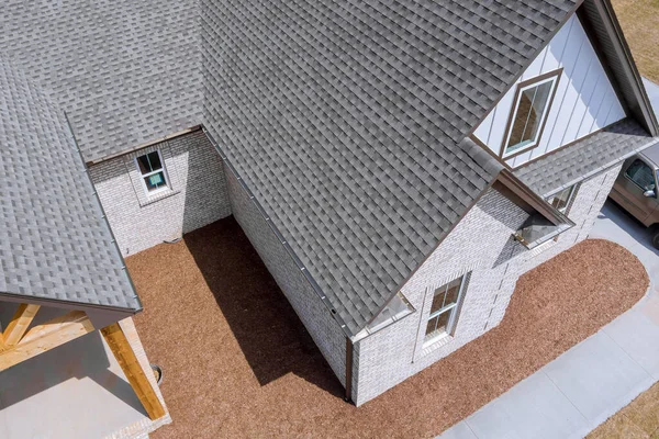 Telhado Casa Recém Construída Está Sendo Coberto Com Telhas Asfalto — Fotografia de Stock