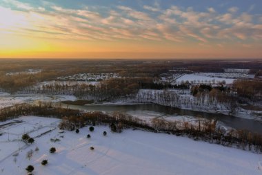 Karlı kış manzarasında kar düştükten sonra küçük nehir yerleşim yerlerinin yanındaki Amerikan şehir merkezi.