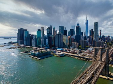 Manhattan 'ın panoramik hava manzarası Doğu nehri boyunca güzel Brooklyn Köprüsü üzerinde, New York, ABD.