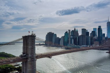 Manhattan 'ın panoramik hava manzarası East River boyunca manzaralı Brooklyn Köprüsü