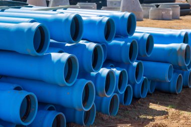 Yeni ev şantiyesine drenaj septik sistemi için yeni PVS mavi plastik boru eklenmiştir