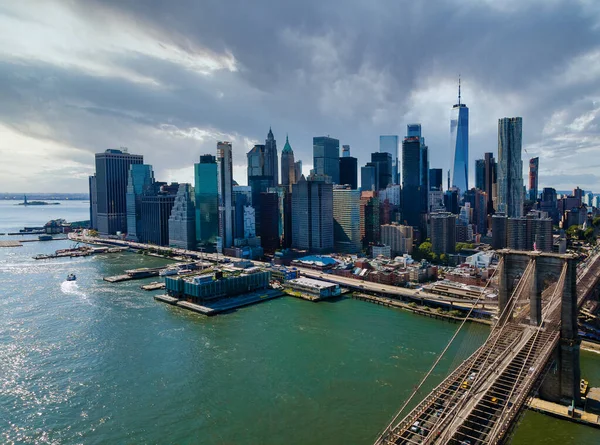 Panoramautsikt Över Manhattan Längs East River Över Vackra Brooklyn Bridge — Stockfoto