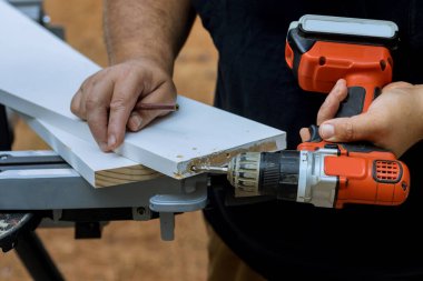 Tornavida kullanarak ahşap tahtalara delikler açıp onları birbirine bağlıyor. Böylece inşaat amaçlı kullanılabiliyorlar.