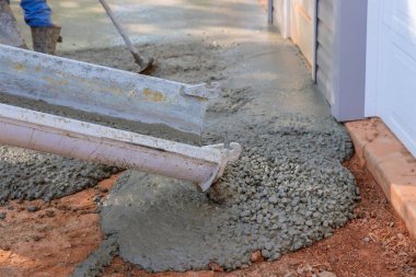 İnşaat müteahhitleri garaj yolu dökerken ıslak beton döküyorlar.