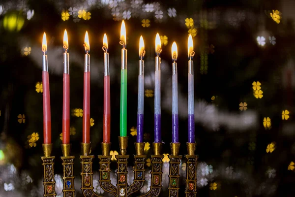 Hanukkiah Menorah Oświetlonym Bokeh Zamazane Świecami Palącymi Żydowski Symbol Świąteczny — Zdjęcie stockowe