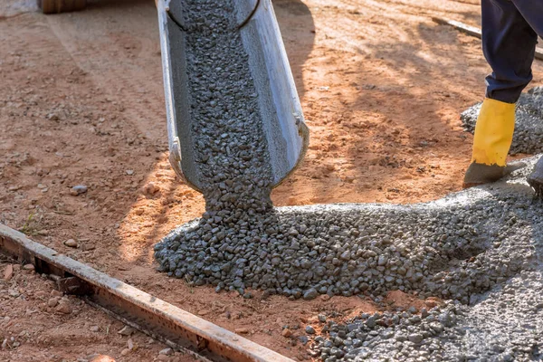 Empreiteiro Construção Concreto Derrama Concreto Molhado Para Pavimentação Calçada Enquanto — Fotografia de Stock