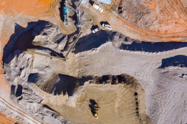 Bu, yol yapımı için çakıl yapımında kullanılan mekanik taşlama bandı boyunca panoramik manzara taş kırma ekipmanı.