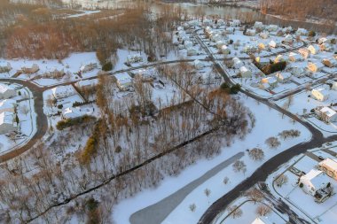 Kar, karlı kış manzarasını kaplamıştı. Kar yağdıktan sonra küçük nehir yerleşim yerlerinin yakınındaki Amerikan şehir merkezi kompleksi.