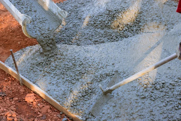 Trabalhador Contratante Derramando Concreto Molhado Enquanto Pavimentação Calçada Por Construção — Fotografia de Stock