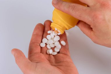 İlaç tedavisinde el ele tutuşan tıbbi ilaçların döküntüsü