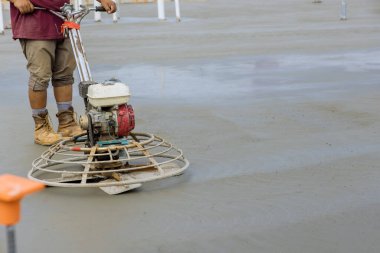 İnşaat alanındaki çimento kaplı havan topunun parlatılması ve düzleştirilmesi zanaatkârlık