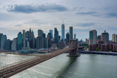 New York 'taki Brooklyn Köprüsü üzerinden Doğu Nehri boyunca Manhattan' ı seyret..