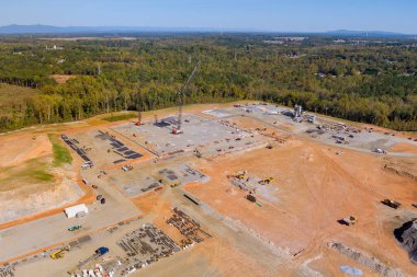 Yüksek katlı panorama ekipmanları şantiyede büyük vinçlerle çalışıyor.