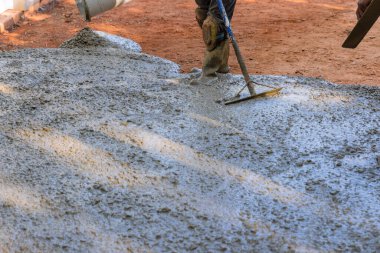 İnşaat alanındaki yeni evin yakınındaki garaj yolunda, kaldırım taşları kadar sert ıslak beton döküldü.
