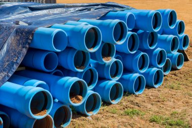 Ev için inşaat alanında, PVS mavi plastik borular kurulacak drenaj septik sistemine tanıtılacak