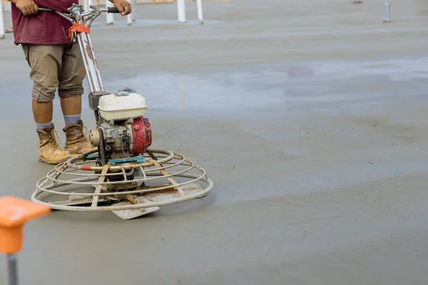 Polimento Nivelamento Betonilha Cimento Piso Argamassa Local Construção Artesão Realizando — Fotografia de Stock