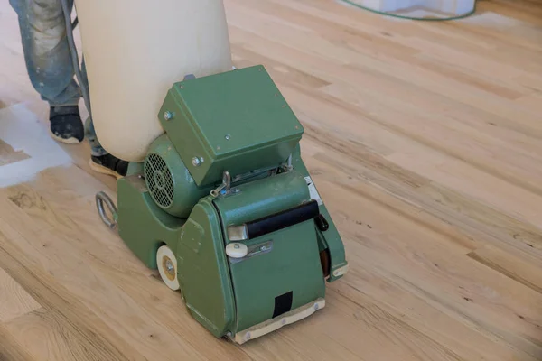 Yeni Inşa Edilen Evin Zımpara Makinesini Kullanarak Ahşap Parke Döşemesini — Stok fotoğraf