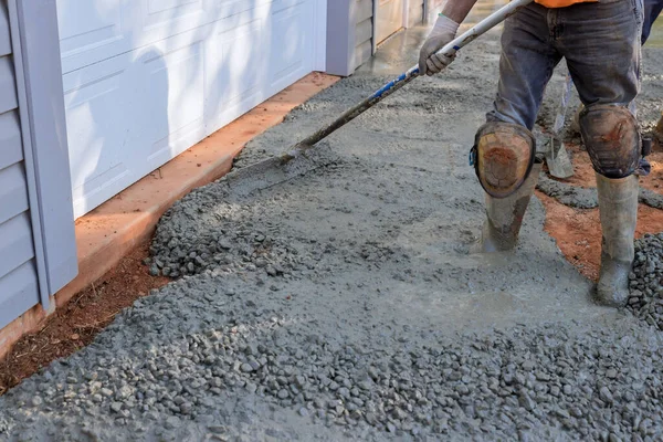 Empreiteiros Construção Derramando Concreto Molhado Enquanto Pavimentação Garagem Como Eles — Fotografia de Stock