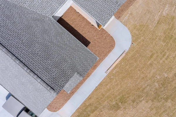 När Bygger Nybyggda Hus Tak Täckt Med Asfalt Bältros Som — Stockfoto