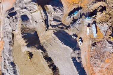 Mekanik taşlama bandında taş ezici ekipmanlar panorama görünümünde çakıl üretimi için kaya taşlarını un ufak ediyor.