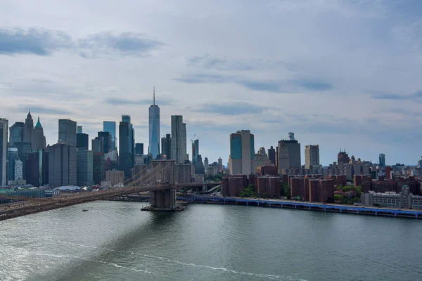 Flygbild Över Manhattan Längs East River Över Pittoreska Brooklyn Bridge — Stockfoto