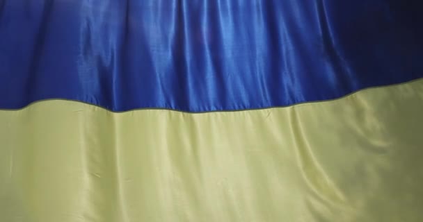 Розмахуючи Національним Прапором України Вигнутий Прапор Зроблений Синьо Жовтих Тканин — стокове відео