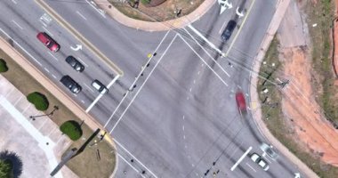 Trafik kavşakları, arabaların yoğun bir kavşakta kesiştiği yerlerdir.