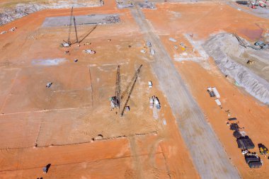 Kamyona monte edilmiş pompa şantiyesini kullanarak dikey kazma temelleri üzerinde çalışmak sütunların altındaki toprağı kazmak, yüksek basınçlı beton ter toprağı pompalamak.