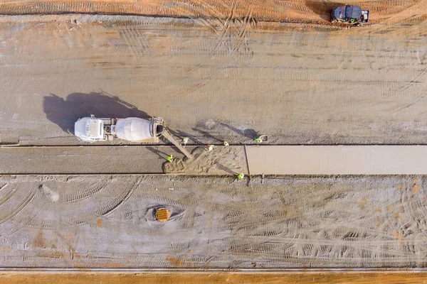 Betongblandning Lastbil Hälla Cement Till Bostäder Trottoar Arbetare Byggarbetsplatsen — Stockfoto