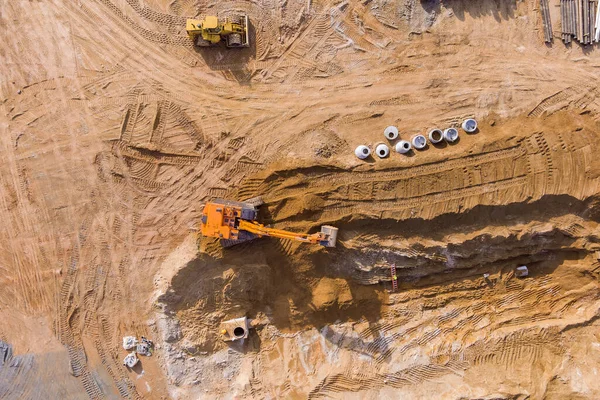 발굴자들은 지하의 배수관을 매설하여 현장의 하수구와 수있도록 참호를 — 스톡 사진