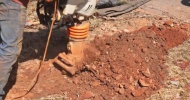 Tamping makinesinin sıkıştırıcı aracının titreşimsel plakası, inşaat halindeyken yere sıkıştığında sıçrar