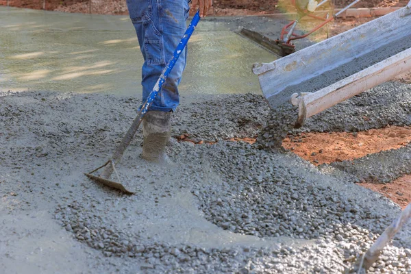 Passeio Pavimentação Com Concreto Molhado Enquanto Empreiteiros Construção Concreto Trabalhar — Fotografia de Stock
