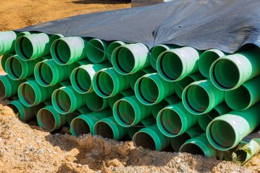 İnşaat alanı kanalizasyonundaki PVC yeşil plastik borular