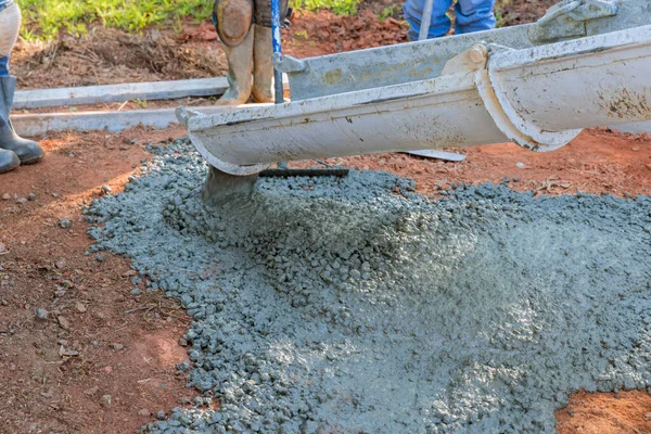 Nesta Empresa Construção Concreto Derramando Concreto Molhado Enquanto Pavimentação Garagem — Fotografia de Stock
