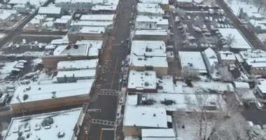 Sayreville, New Jersey 'de, New Jersey eyaletinin küçük bir kasabasında, ev kompleksi kış aylarında parlak beyaz karla kaplıydı.
