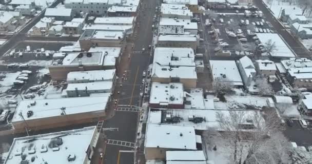 ニュージャージー州の小さな町セイリービルでは 冬の数ヶ月の間に家の複合体が明るい白い雪を覆いました — ストック動画