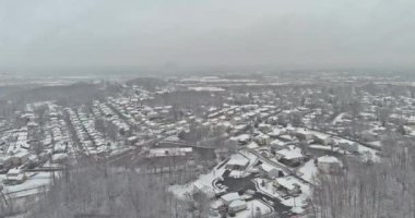 Güzel kış manzarasının bir parçası olarak beyaz karlı kış manzarası, Sayreville, New Jersey 'deki küçük kasabalardan biri, tamamen beyaz evlere ev sahipliği yapıyor.