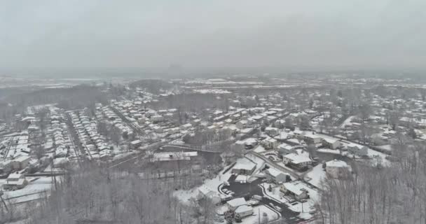 作为美丽的冬季风景的一部分 新泽西州的小镇Sayreville是一个充满白雪的小家庭 — 图库视频影像