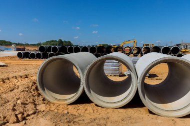 İnşaat alanındaki sanayi binasında beton beton borulardan yapılmış drenaj sistemleri olacak..