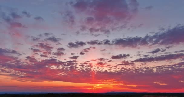 橙色紫色夕阳西下 天空五彩斑斓 光线夺目 — 图库视频影像