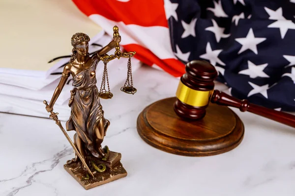 Статуя Правосуддя Папками Адміністративних Документів Стоять Адвокатському Столі Зображена Законом — стокове фото