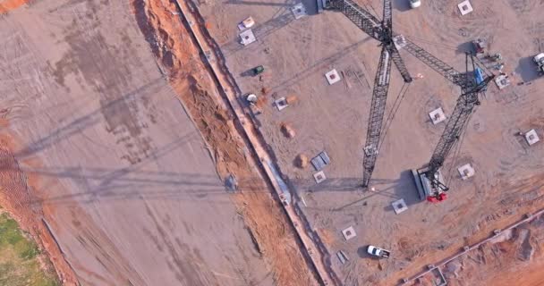 高層クレーンの建設工事に使用される建設現場設備 — ストック動画