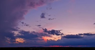 Güzel mor gün batımında renkli gökyüzü parlak turuncu ışıkla aydınlanır.
