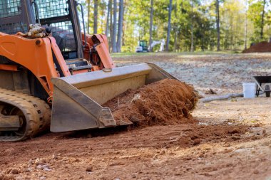 Küçük traktör, toprağı hareket ettirmek için inşaat sahasında peyzaj yapmak için toprağı hareket ettirmek için kullanılır.