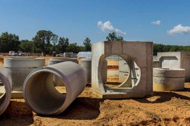 İnşaat alanında sanayi binaları için drenaj sistemleri inşa etmek için büyük çaplı beton kanalizasyon boruları..