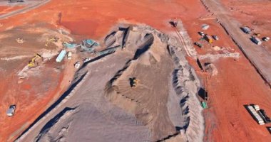 Taş parçalama ekipmanları mekanik taşıyıcı bantta çakıl üretmek için kaya taşları için kullanılır.